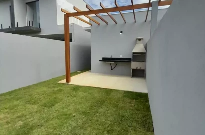 Casa Nova com 2 dormitórios, 2 Vagas de Garagem com 73m² para locação defintiva por R$ 2.400,00 - Golfinho - Caragua