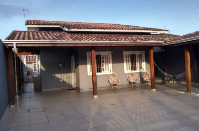 Casa a venda no Bairro Martim de Sá com 2 Dormitórios, 1 Suíte, Piscina e Edícula por R$ 790 mil- Caraguatatuba-SP