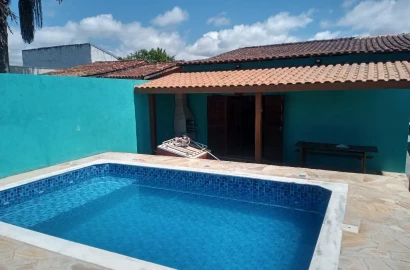 Casa com 2 dormitórios sendo 1 suíte para locação, 97.250 m²  por R$ 2.600/Mês - Golfinho - Caraguatatuba/SP.